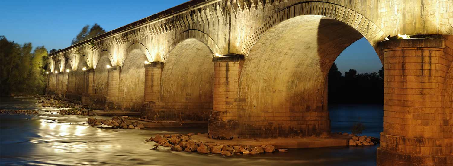 Le pont canal d'Agen à la tombée du soir  width=