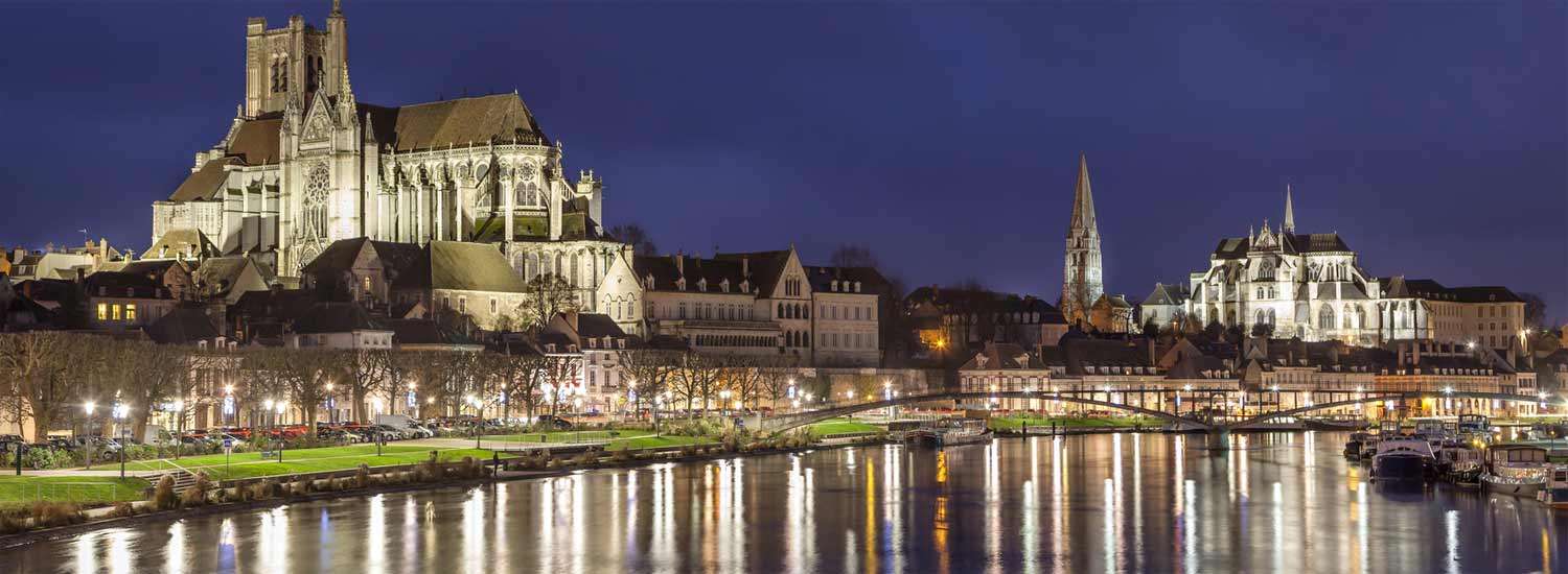 Les rives de l'Yonne et la Cathédrale d'Auxerre de nuit