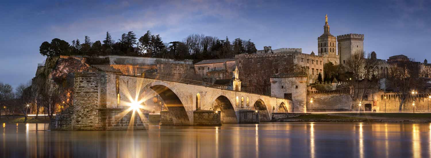 Les quais du Rhône à Avignon à la tombée du soir  width=