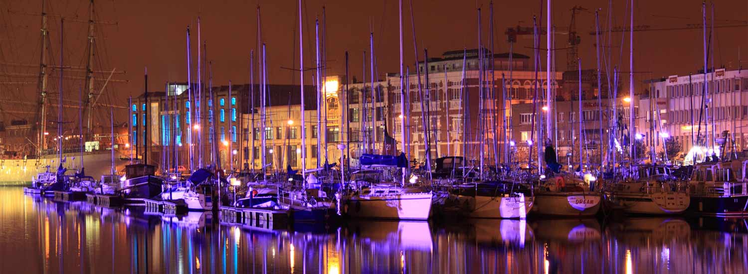 Le port de plaisance de Dunkerque la nuit  width=
