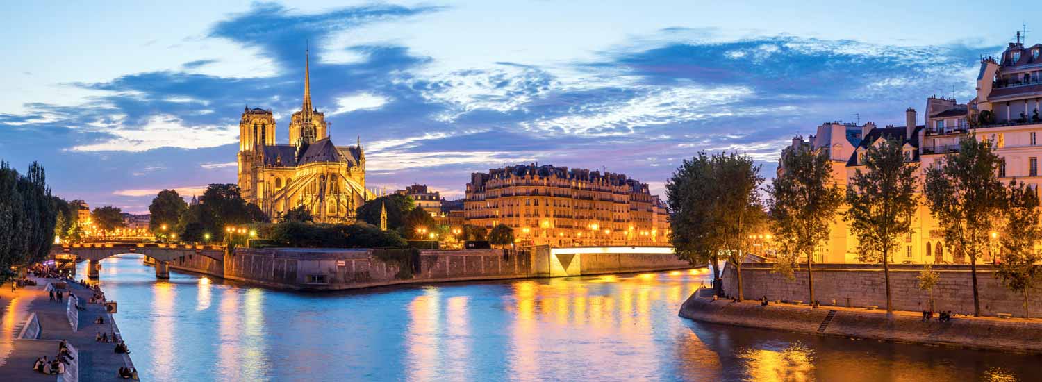 Vue de Notre Dame de Paris et des quais de Seine au coucher du soleil  width=