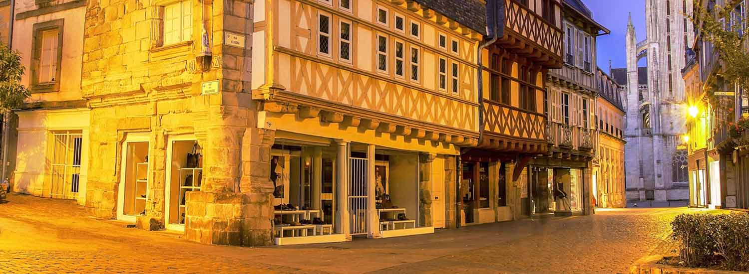 Ruelle pavée du centre ville de Quimper le soir  width=