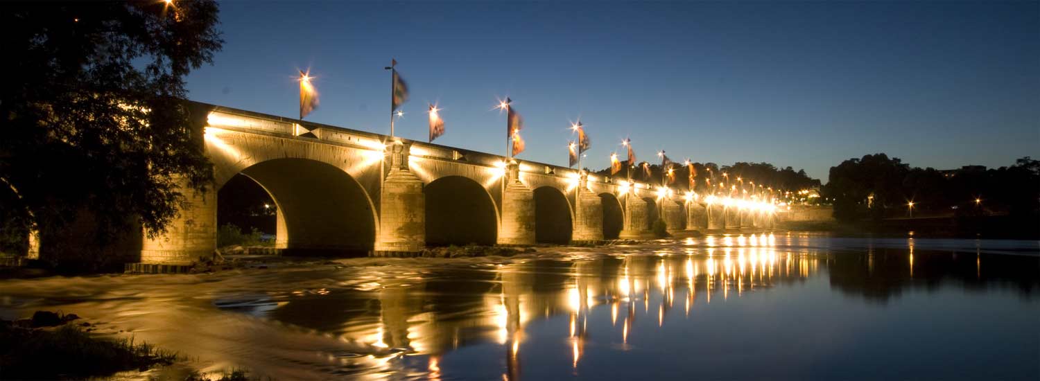 Pont Wilson de nuit - Centre ville de Tours  width=