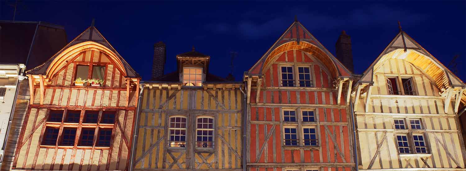 Façades de la vieille ville de Troyes la nuit