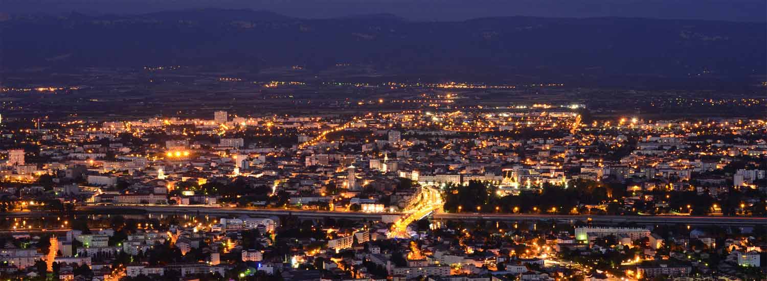 Vue aérienne du centre ville de Valence de nuit
