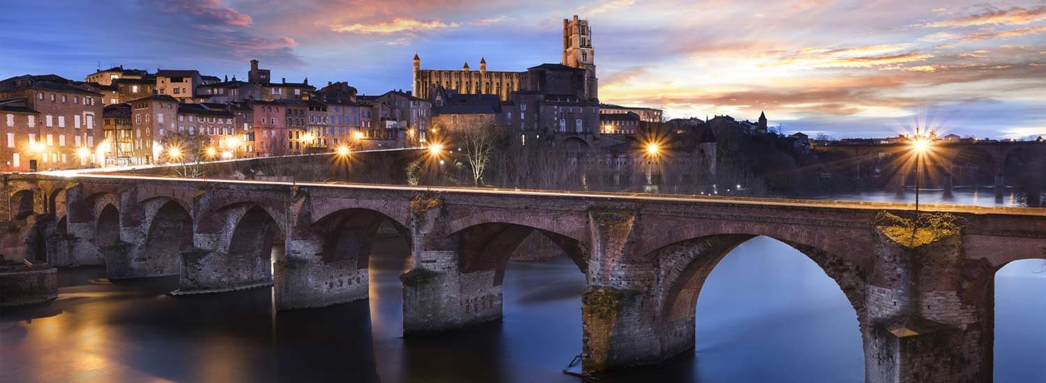 Pont sur le Tarn et vue de la Cathédrale d'Albi à la tombée du soir  width=