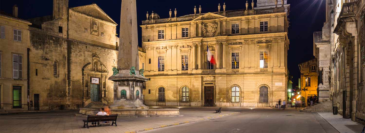 Couple d'amoureux sur la Place de la Mairie de Arles au cœur de la nuit