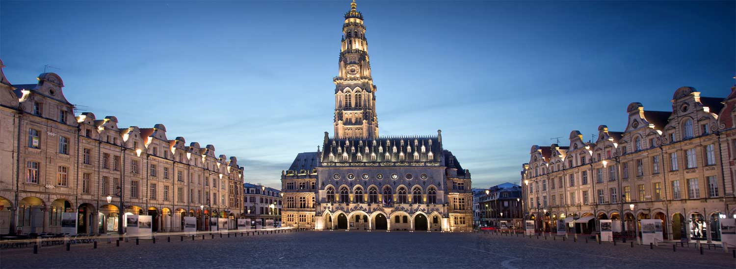 Place des Héros au centre ville de Arras de nuit  width=