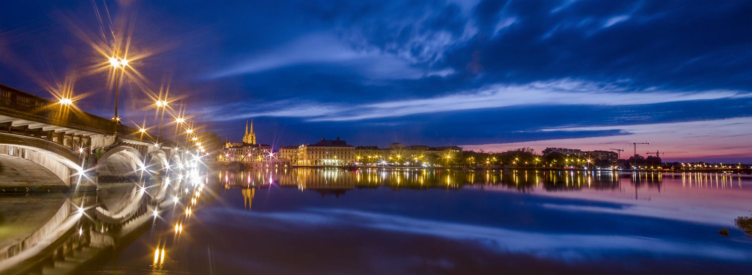 Vue de Bayonne de nuit  width=