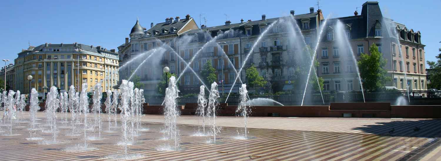 Les Jets d'eau de la Place Corbis en été