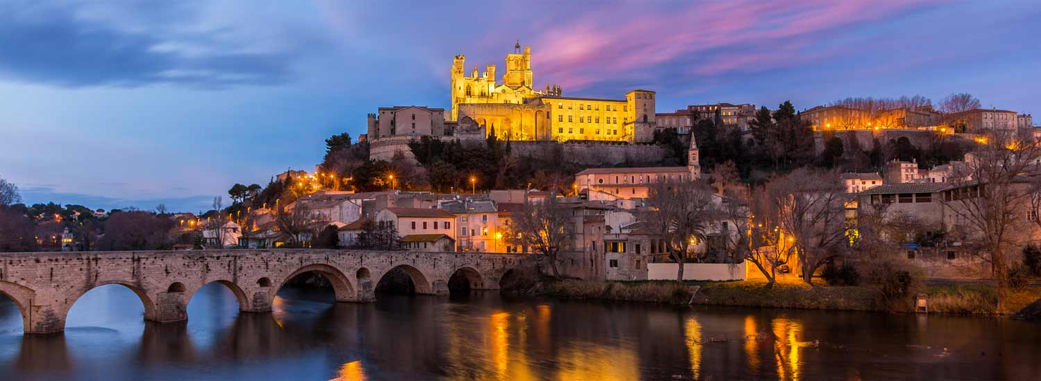 Les rives de l'Orb à Béziers à la tombée du soir