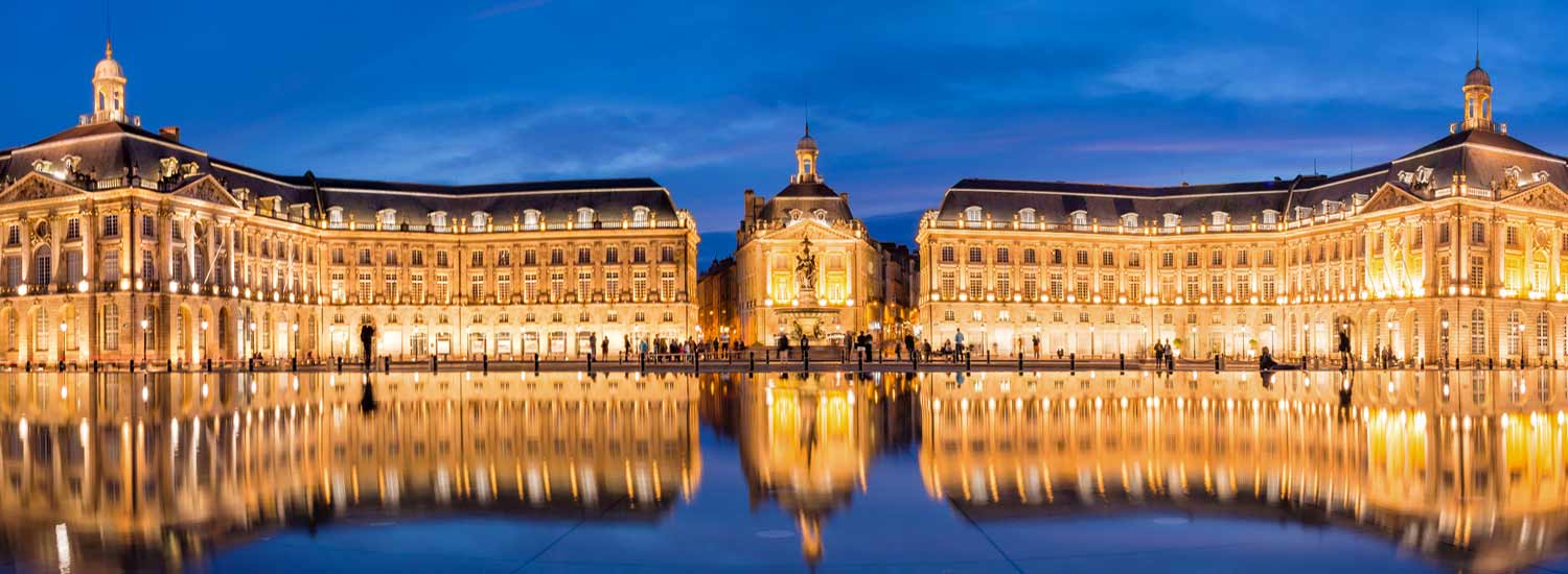 La Place de la Bourse à la tombée du soir  width=