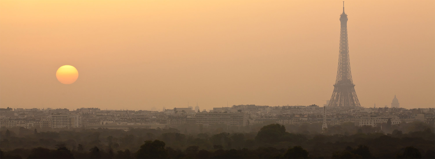 Vue sur Paris et sur le Bois de Boulogne au petit matin  width=