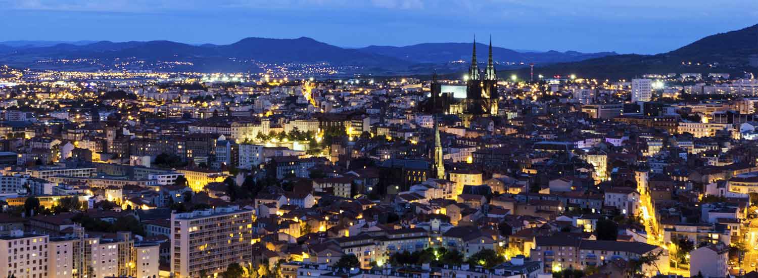 La ville de Clermont Ferrand à la tombée du soir  width=