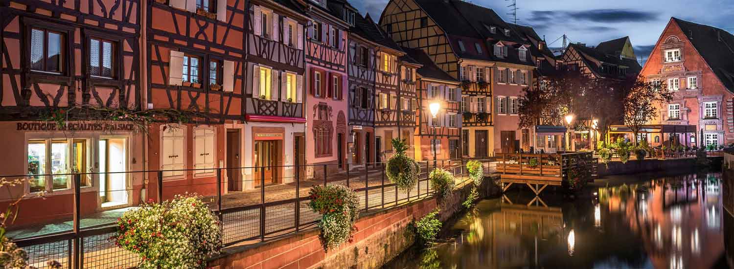 La ville de Colmar de nuit  width=