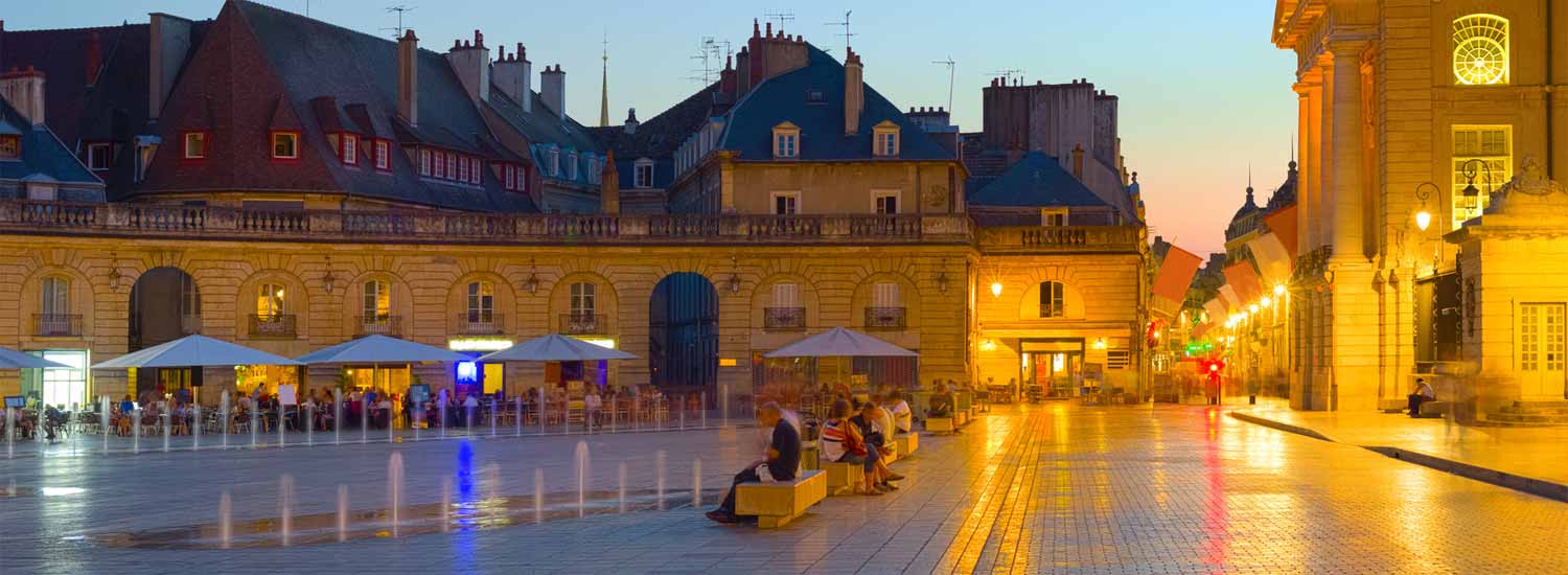 Place du Palais des Ducs de Bourgogne à la tombée du soir