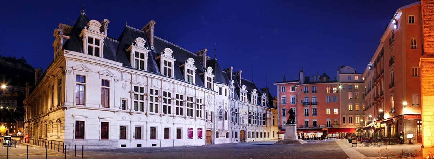 Centre ville de Grenoble - Place du Tribunal de nuit  width=