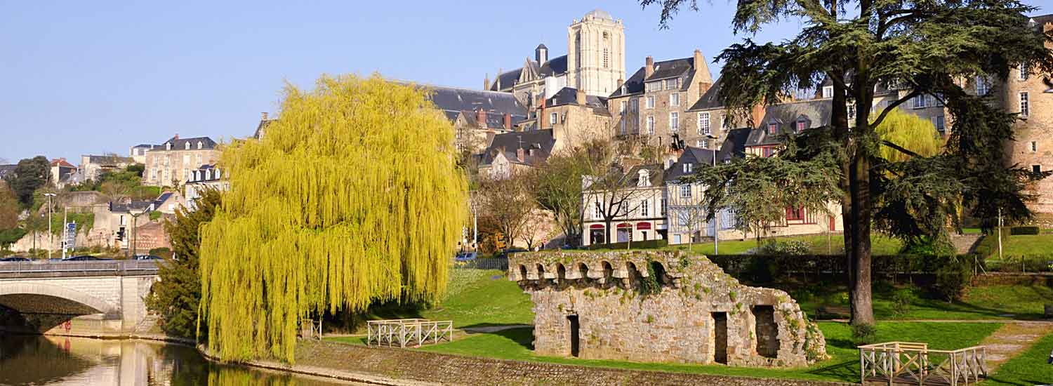 Les berges de la Sarthe au centre ville du Mans