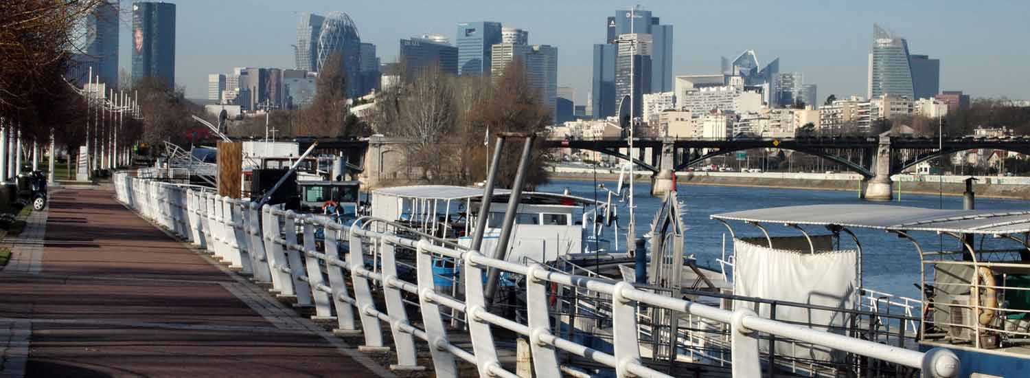 Vue sur la Défense depuis les quais de Seine de Levallois Perret  width=