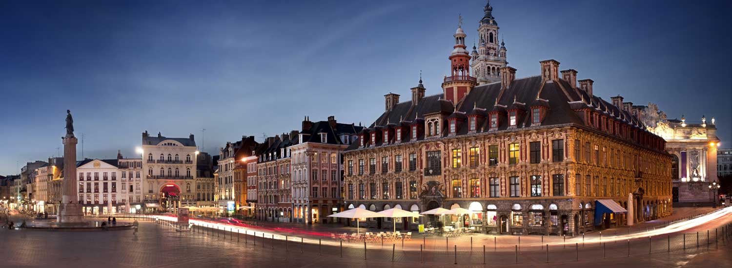 La Grand Place à la tombée du soir  width=