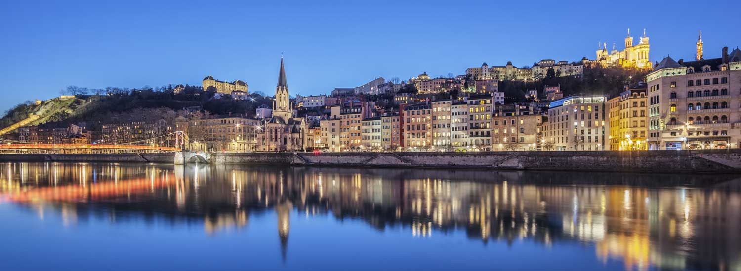 Les quais de la Saône au cœur de Lyon à la tombée du soir  width=