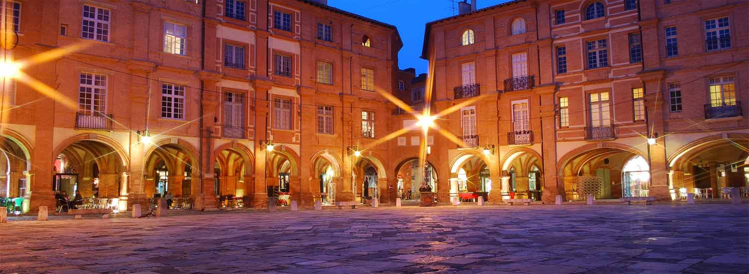 La Place Nationale au centre de Montauban  width=