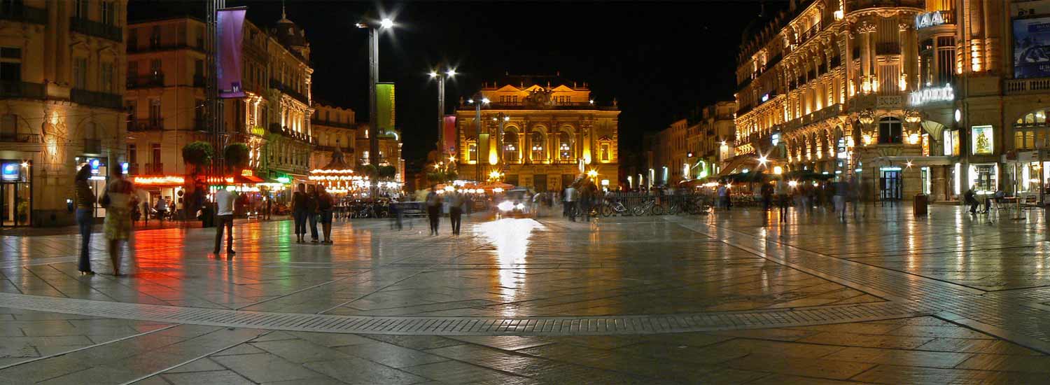 La Place de la Comédie de nuit  width=