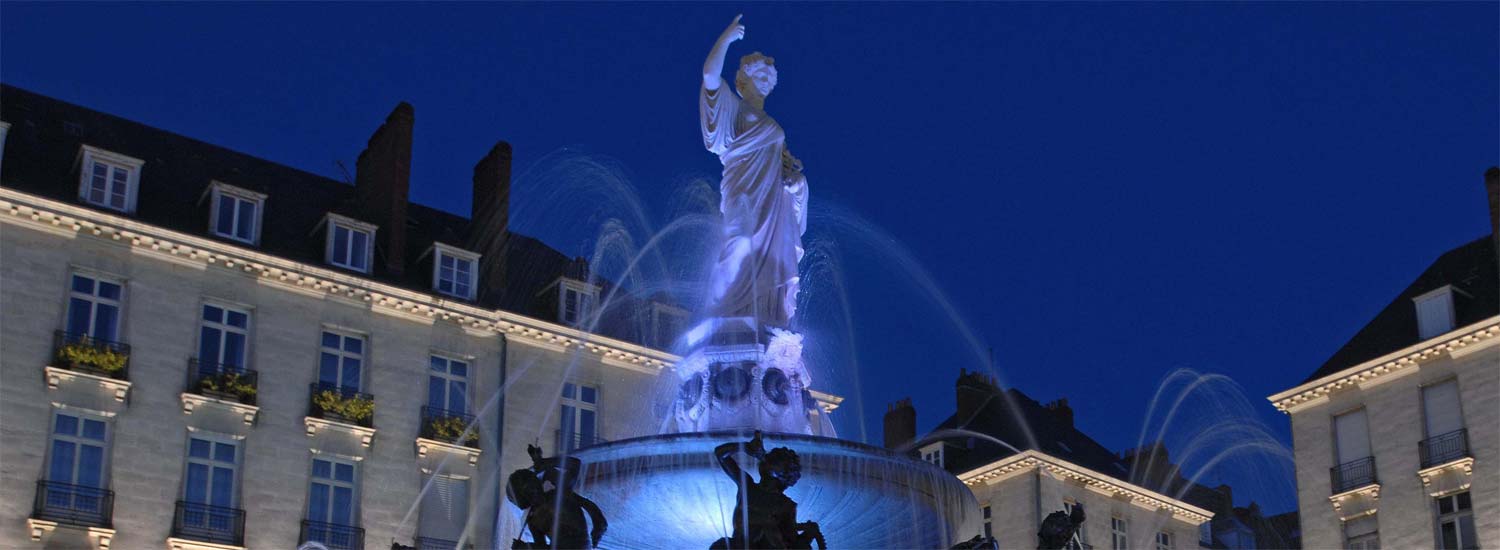 La fontaine de la Place Royal de nuit  width=