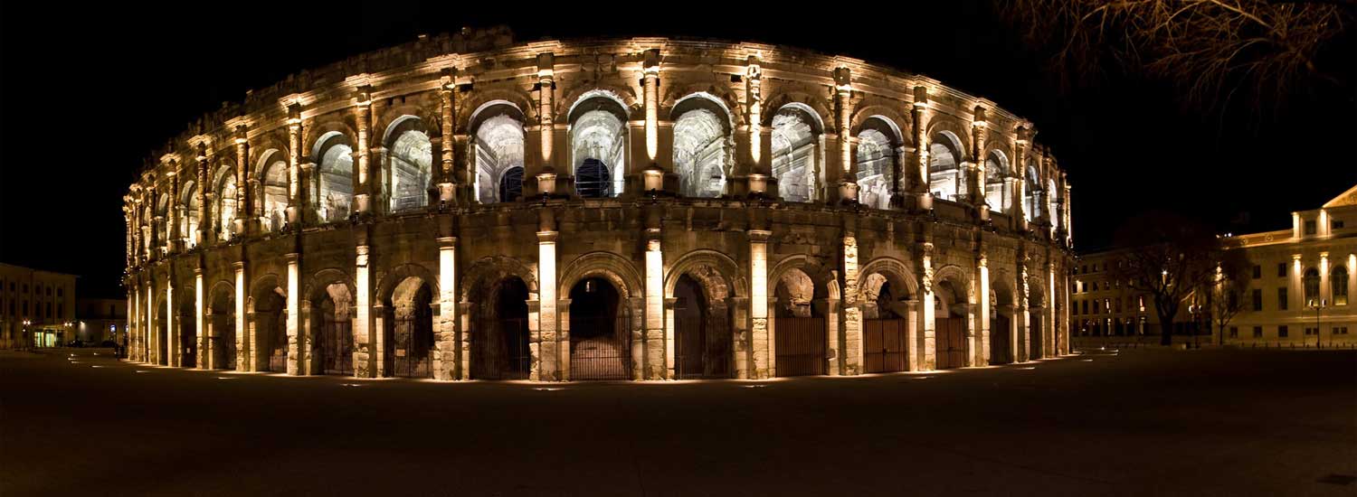 Les Arênes de Nîmes de nuit  width=