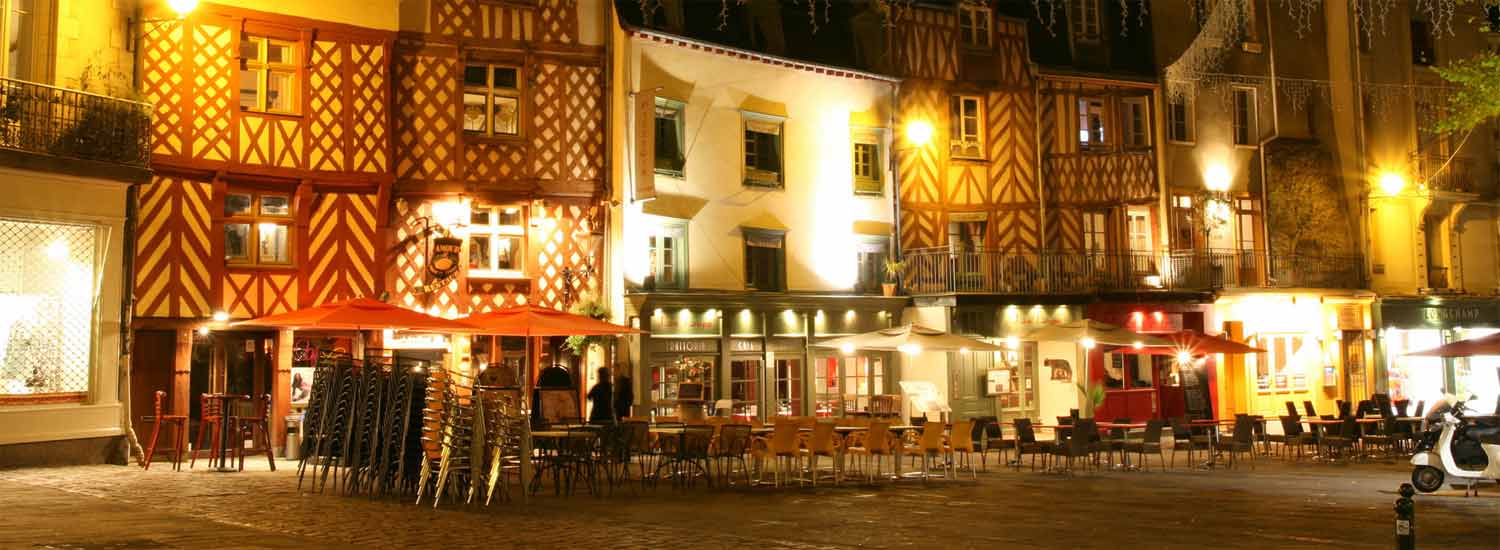 La Place Sainte-Anne de nuit