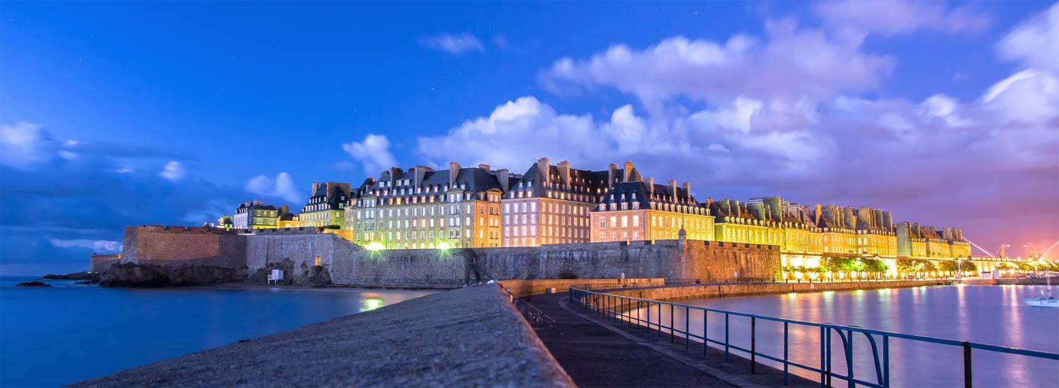 Les remparts de Saint-Malo la nuit  width=