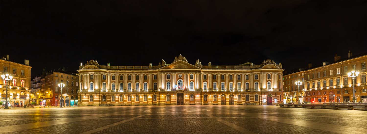 La Place du Capitole de nuit  width=