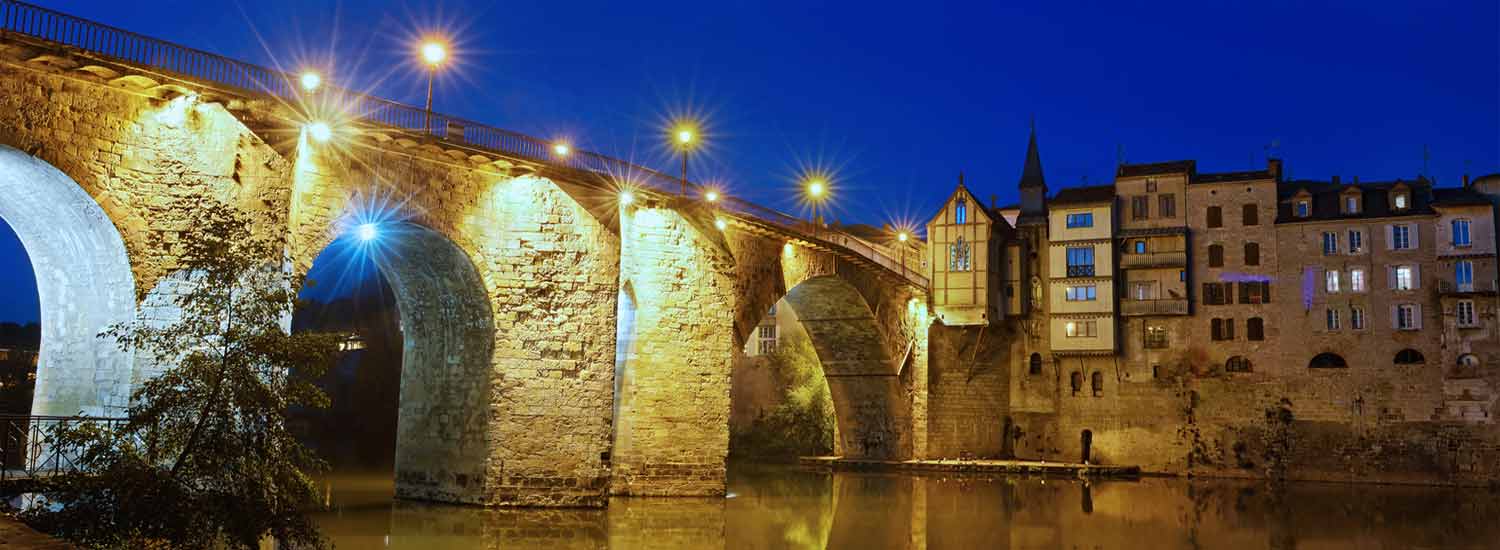 Le centre historique de Villeneuve sur Lot de nuit  width=